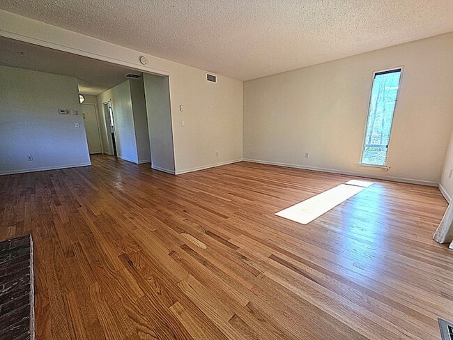 Building Photo - 563 Heritage Vlg