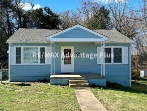 Building Photo - Spacious 4-Bedroom Home in Town of Farmville!