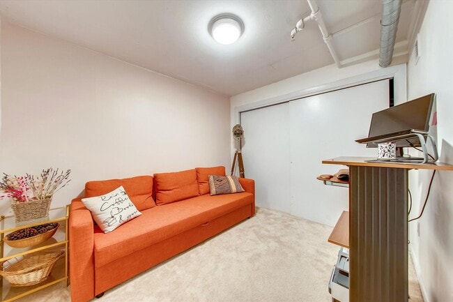 Building Photo - Great 3rd Floor 2BR/2BA Condo (with Parkin...