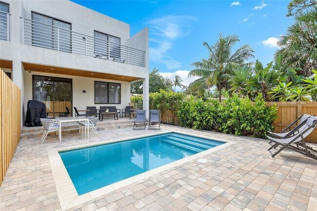 Building Photo - 811 SW 10th Terrace