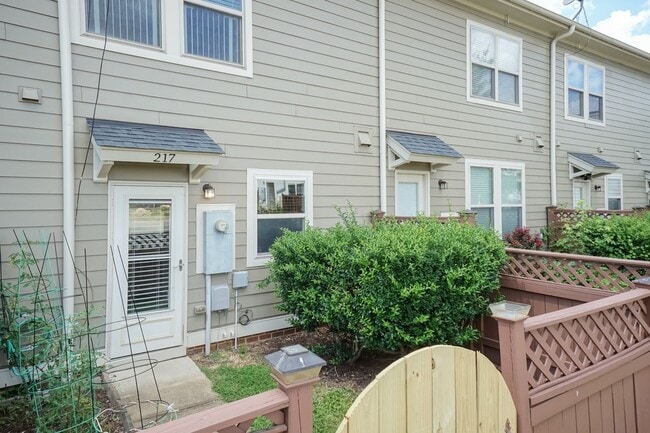 Building Photo - GORGEOUS Well maintained Two Bedroom Townhome!