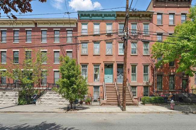 Building Photo - 242 6th St
