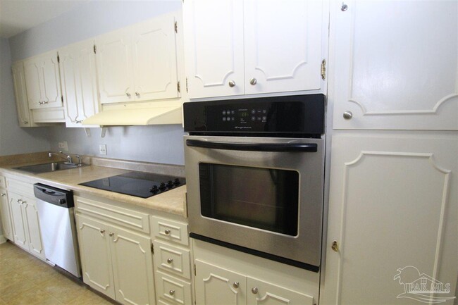 Building Photo - 825 Bayshore Dr