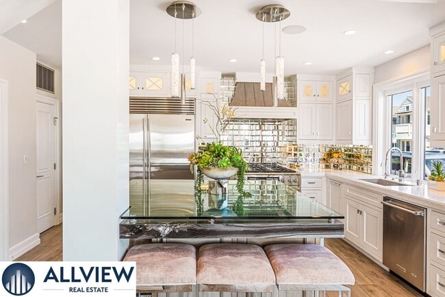 Building Photo - Stunning Beach House located on Newport Be...