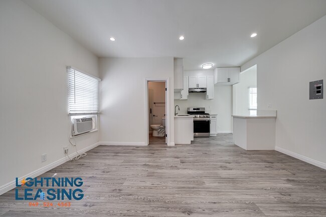 Building Photo - 402 N Coronado St
