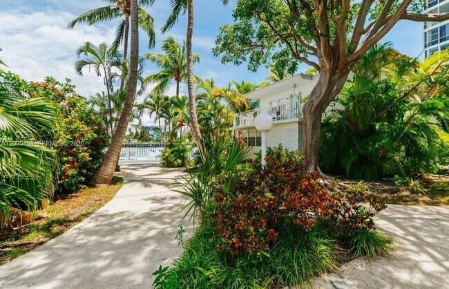 Building Photo - 6865 Bay Dr