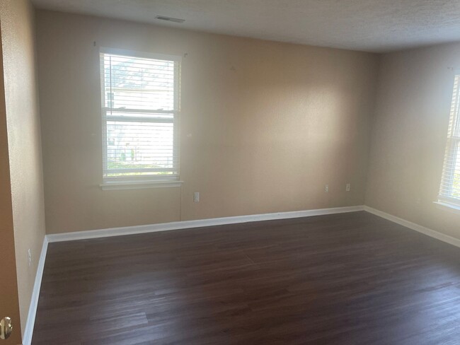 Building Photo - 2 bed 2 bath condo with garage FRESH PAINT!