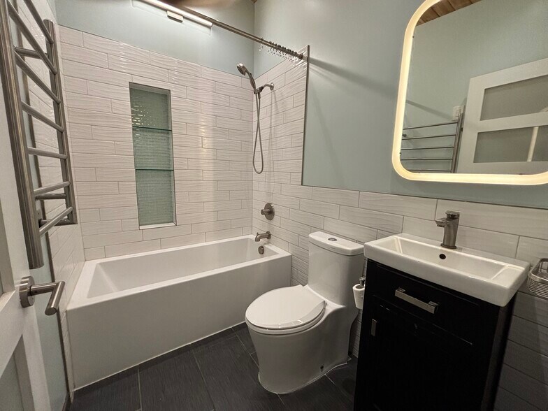 Bathroom - 3323 Windolph Loop NW