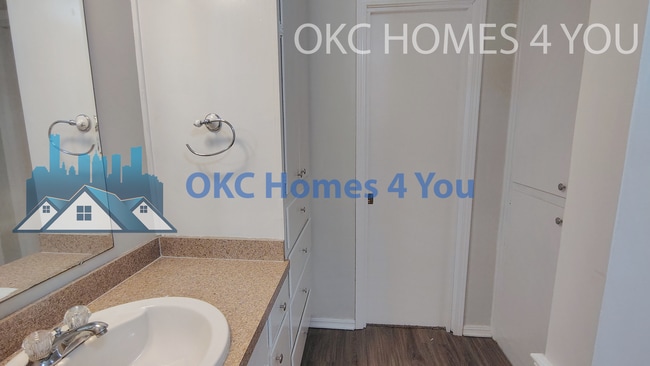 Building Photo - Half Duplex with Tons of Space!