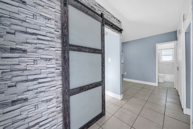 Building Photo - Spacious 2-Bedroom Apartment in Central Hollywood