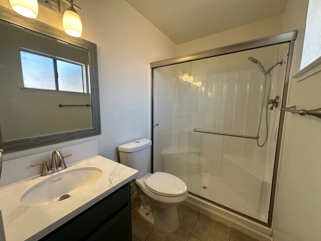 Building Photo - 3 Bedroom 2 Bathroom Home with Yard