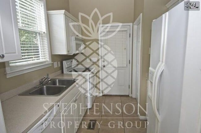 Building Photo - college students welcome