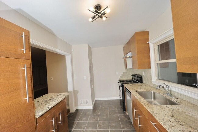 Building Photo - 1981 Brannen Rd SE