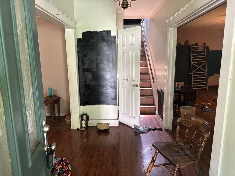 Building Photo - 805 S Hickory St