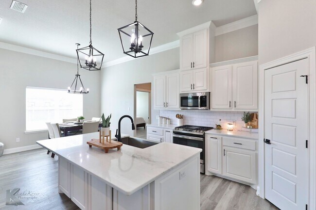 Building Photo - 4 bedroom, EXECUTIVE RENTAL!