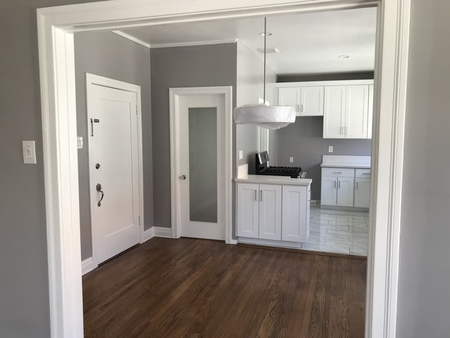 Entry/Dining Rm - 1155 1/2 N Maryland Ave