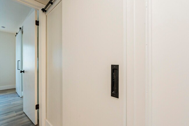 Building Photo - 1820 E Morten Ave