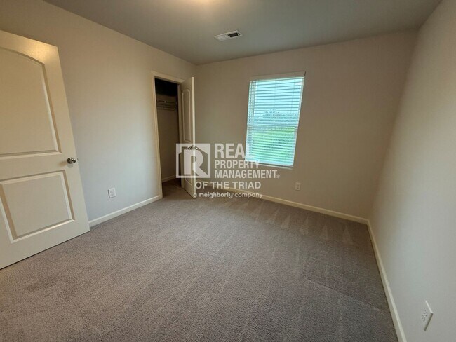 Building Photo - 3918 Vershire Ave