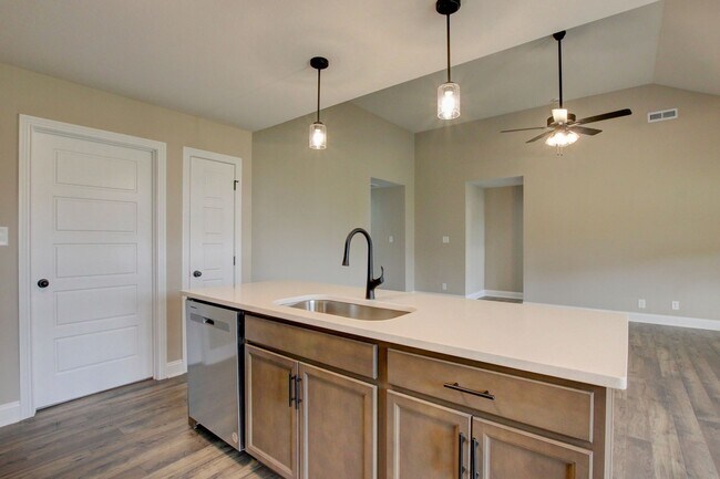 Building Photo - Stunning Like-New Home with Open Floor Pla...