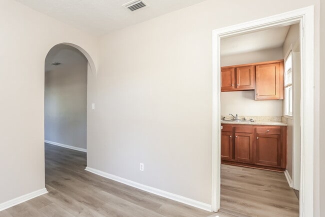 Building Photo - 1130 Saratoga Blvd