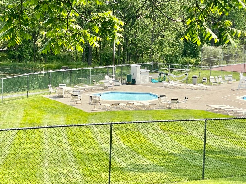 Kids swimming pool - 1984 Cricklewood Cv