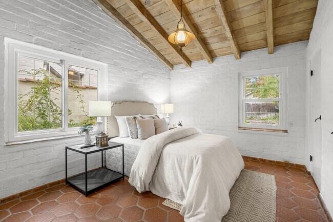 Building Photo - 3691 Laguna Ave