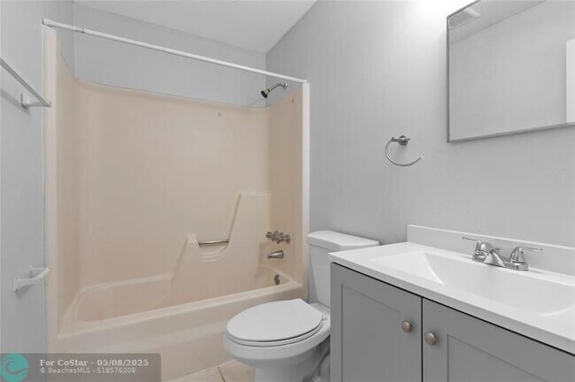 Building Photo - 4325 NW 5th Ave