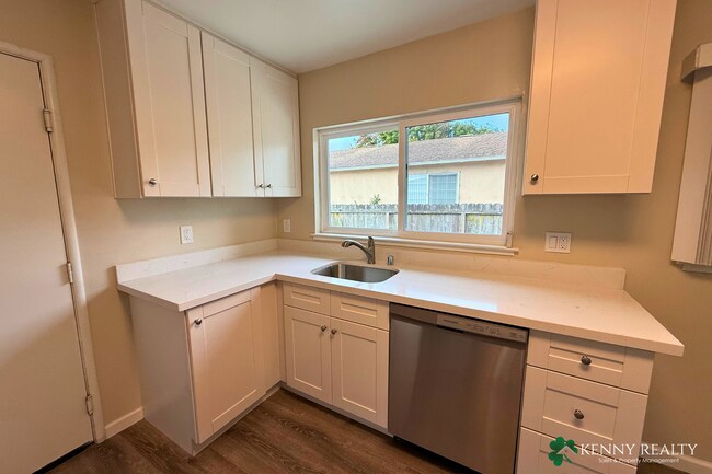 Building Photo - 2490 Fleetwood Dr