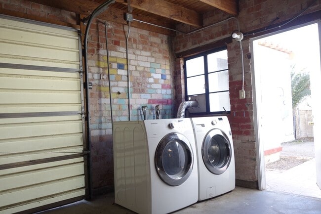 Building Photo - 2 bedroom, 1 bath house with a den in Sam ...
