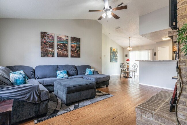Building Photo - RENOVATED 3-BEDROOM IN NORTHWEST CROSSING
