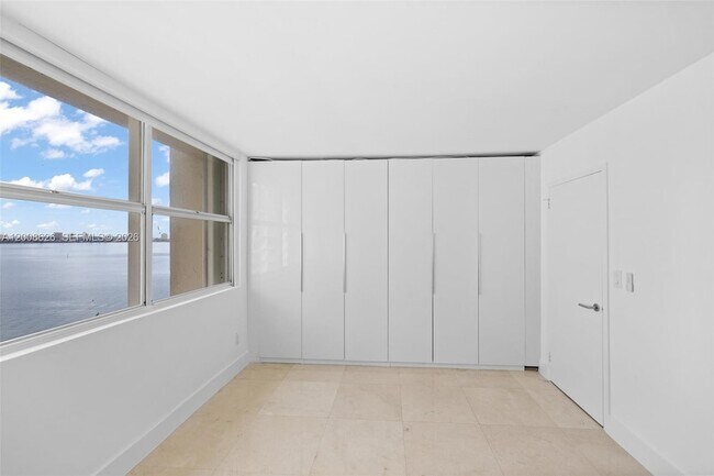 Building Photo - 1420 Brickell Bay Dr