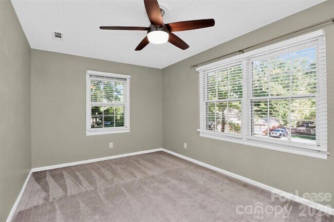 Building Photo - 2438 Knickerbocker Dr
