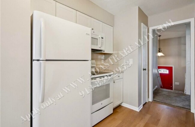 Building Photo - Adorable 3 Bed 2 Bath Duplex in Olathe-Available NOW!!