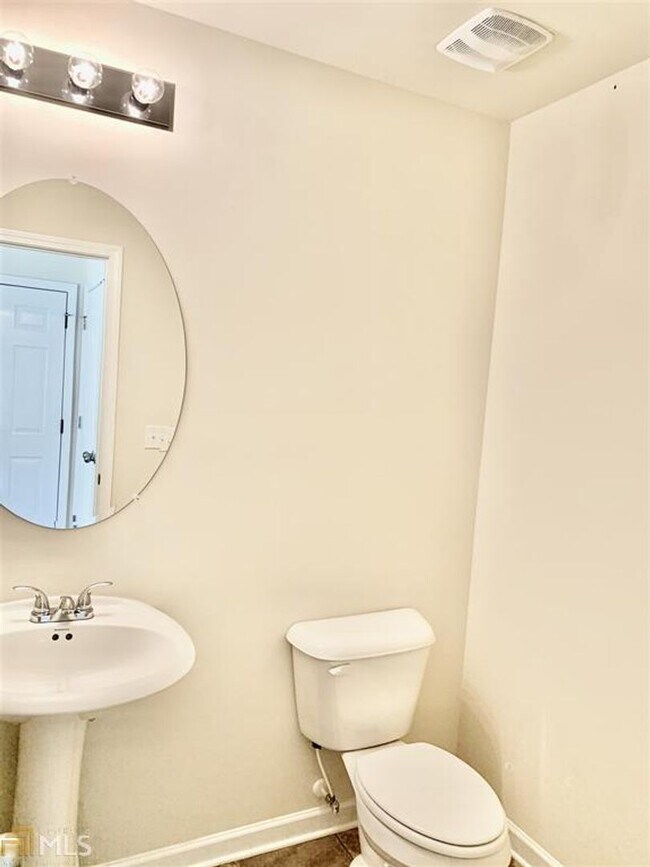 Building Photo - Wow! Like new, 3 bed, 2.5 baths, tile floo...