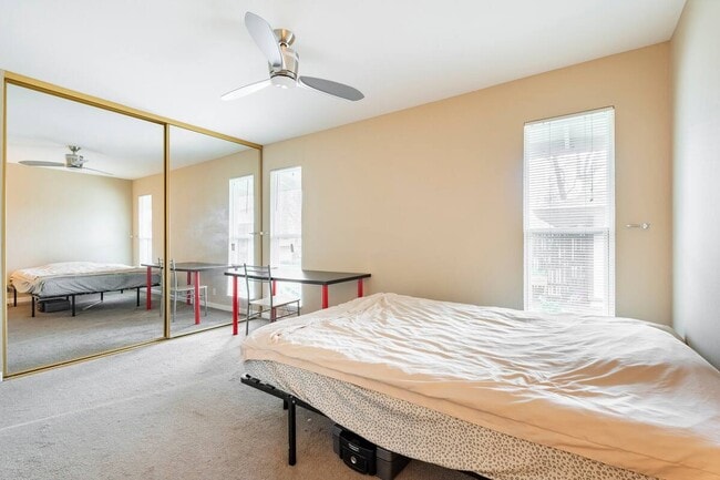 Building Photo - 5488 Roundtree Dr