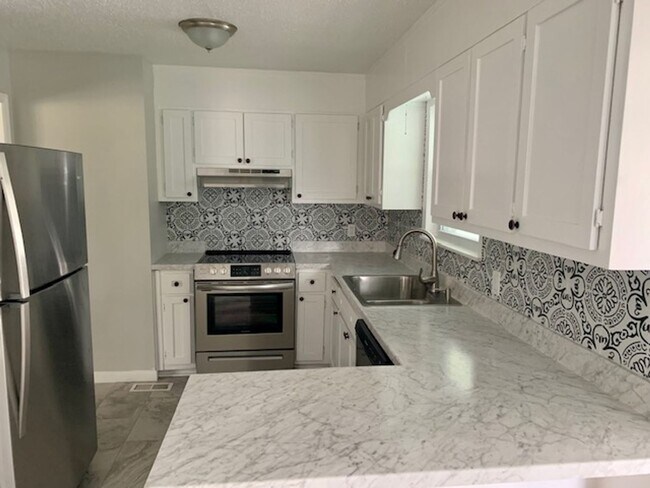 Building Photo - BEAUTIFUL REMODELED 3 BEDROOM HOME