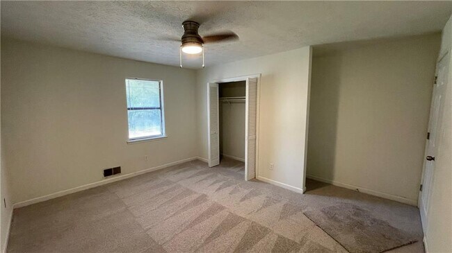 Building Photo - 109 Doves Ln