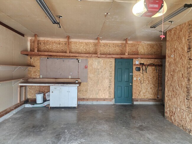 Building Photo - Very Large 3BR, 3BTH, Full Basement, Near Black Bay Park in Post Falls