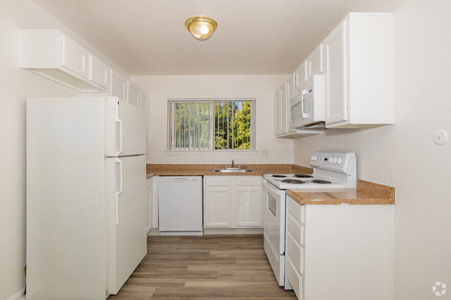 1BR, 1BA - 559SF - Kitchen - La Loma Terrace