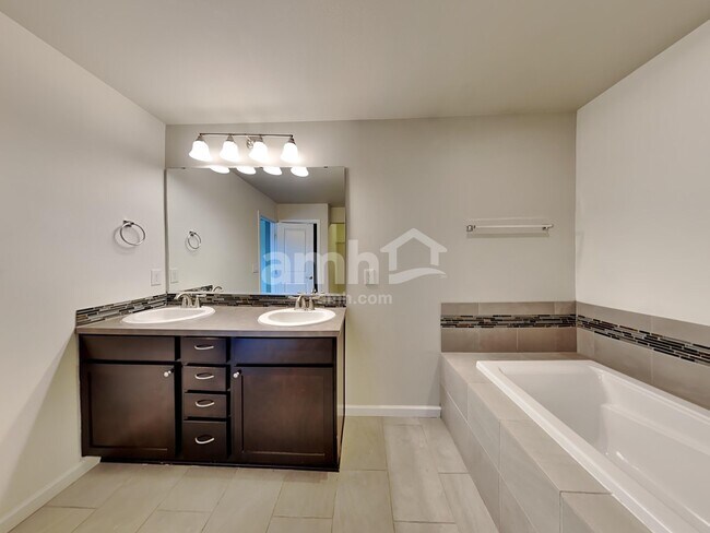 Building Photo - 2748 Moore Ave