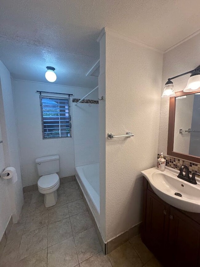 Building Photo - KALIHI UKA House 6 bedrooms, 2 full bath a...