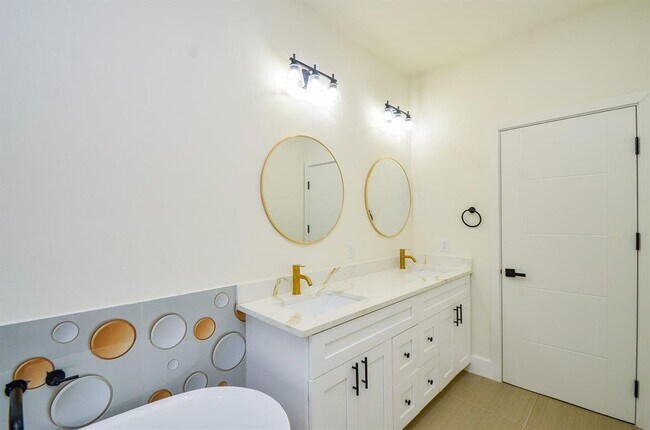 Building Photo - 3630 Dreyfus St