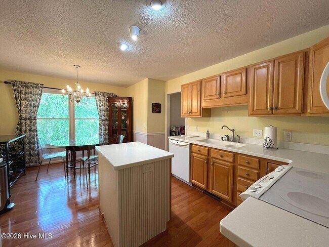 Building Photo - 100 Bridle Path Cir