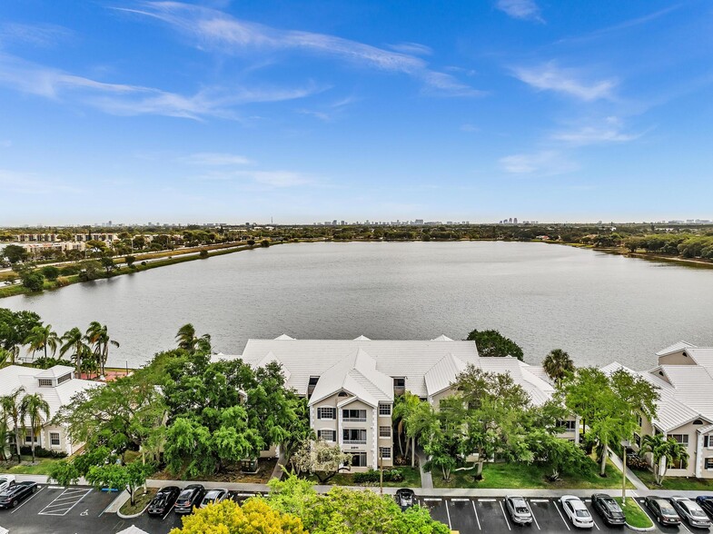 Building Photo - 2803 N Oakland Forest Dr
