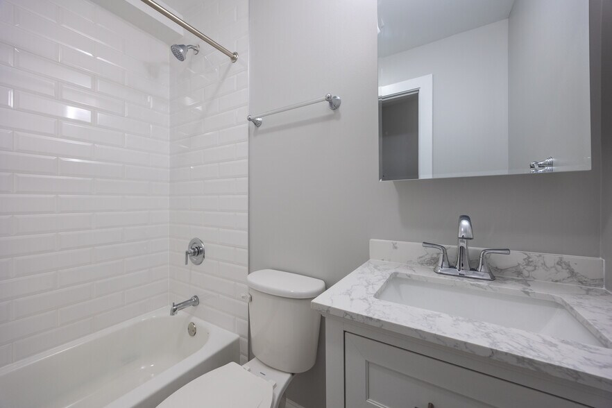 Building Photo - 745 W Gordon Ter