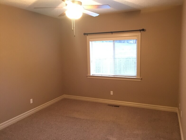 primary bedroom - 2060 SW Kendra St