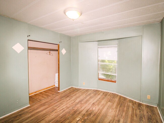 Building Photo - 1810 Vales Mill Rd