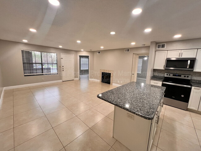 Building Photo - 300 Lakepointe Dr