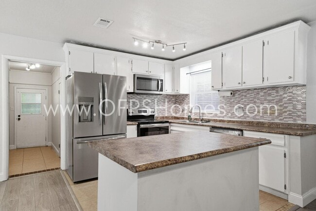 Building Photo - 127 Judith Dr