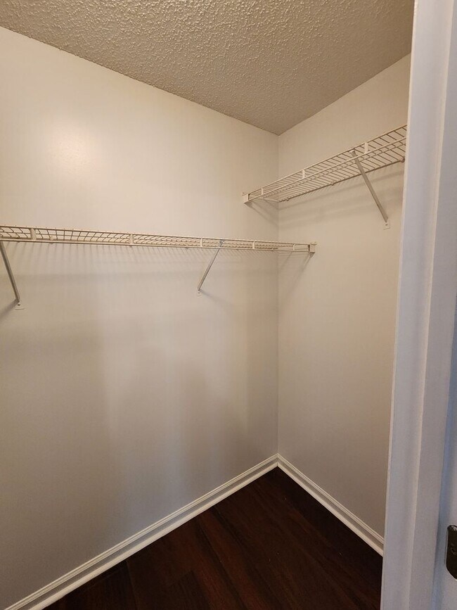 Building Photo - 908 Primrose Ln